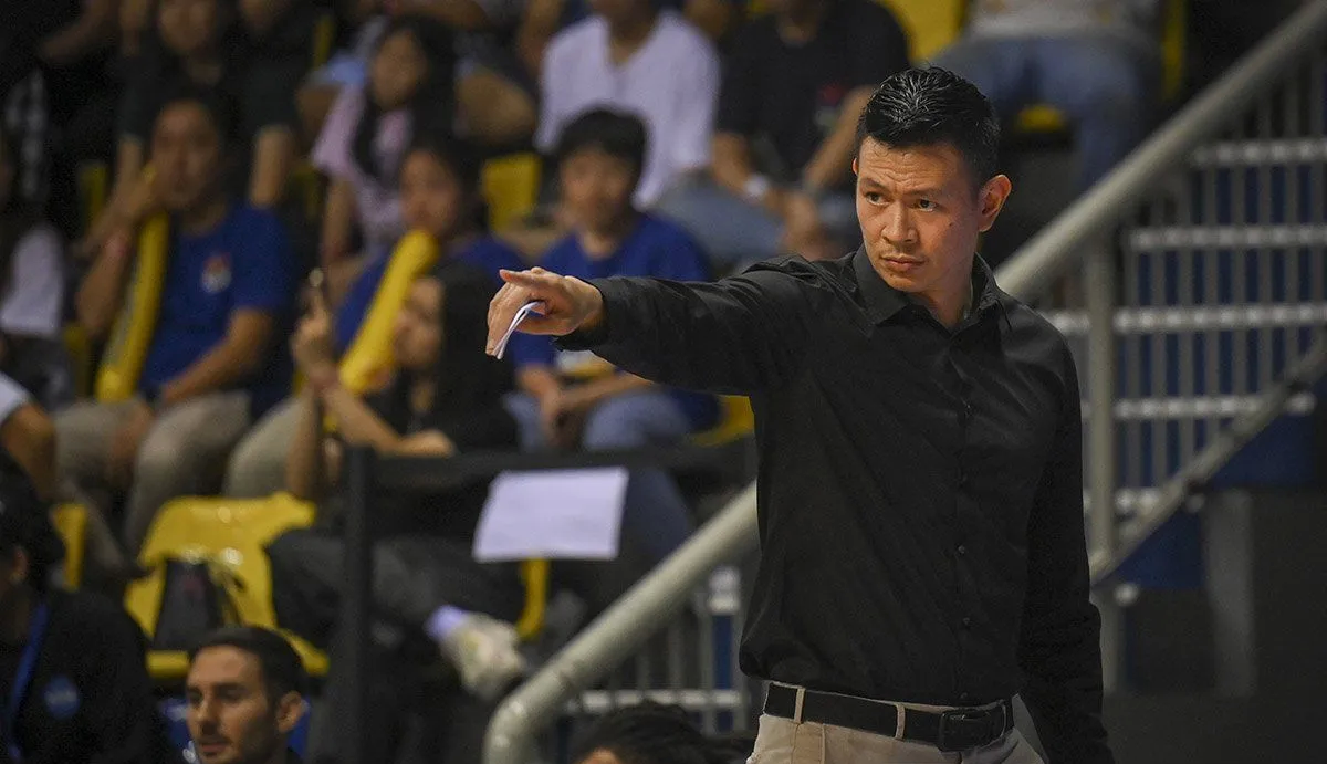 Pelatih Satria Muda Pertamina Youbel Sondakh mengamati permainan anak asuhnya saat melawan Satya Wacana dalam laga lanjutan Liga Bola Basket Indonesia (IBL) 2025 di BRItama Arena, Jakarta, Minggu (19/1/2025). <b>(Antara)</b>