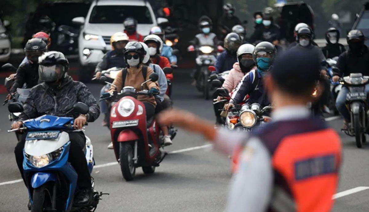 Dinas Perhubungan (Dishub) Provinsi DKI Jakarta mengatur lalu lintas di Jalan Otto Iskandardinata (Otista), Jakarta Timur, Senin, 11 Agustus 2025. Selasa, 12 Agustus 2025. <b>(ANTARA)</b>