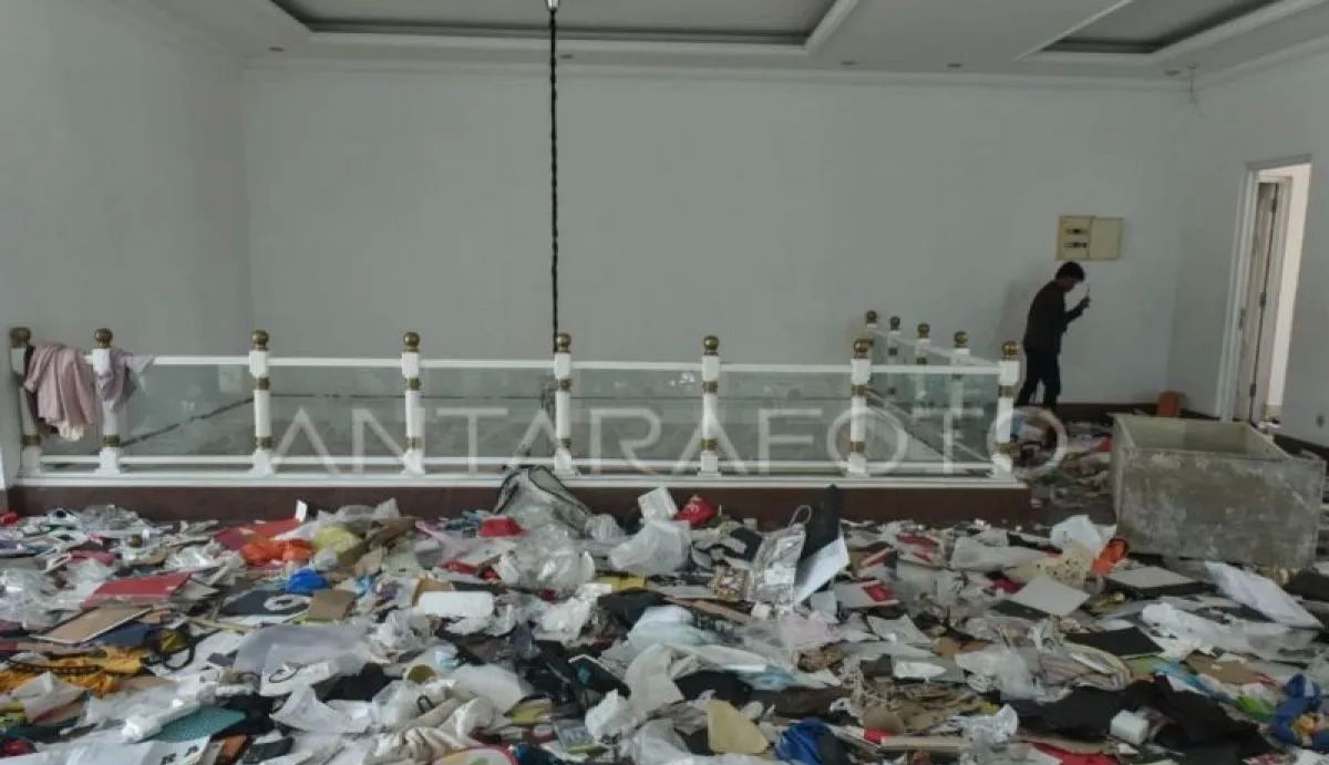 Massa tidak dikenal mengamati rumah Anggota DPR Surya Utama atau Uya Kuya yang berantakan di Pondok Bambu, Jakarta Timur, Minggu, 31 Agustus 2025. <b>(ANTARA)</b>