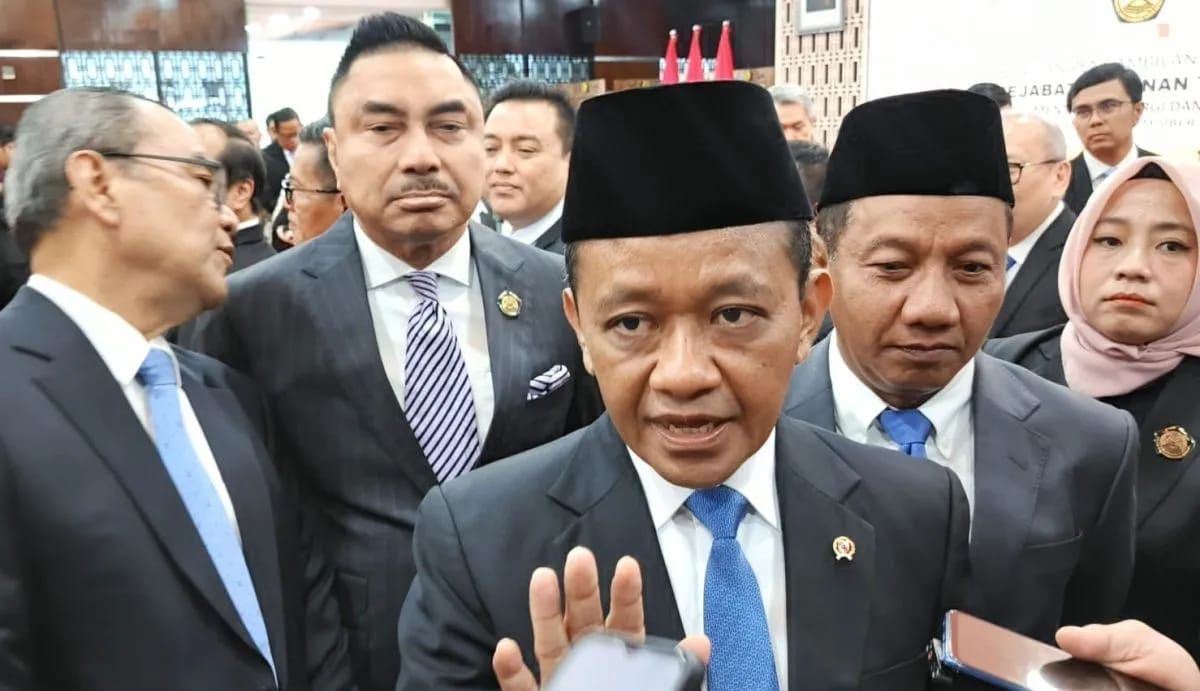 Menteri Energi dan Sumber Daya Mineral (ESDM) Bahlil Lahadalia ditemui usai pelantikan sejumlah Pejabat Tinggi Madya di Kementerian ESDM, Jakarta, Rabu 17 September 2025. (ANTARA/Muzdaffar Fauzan) <b>(Antara)</b>