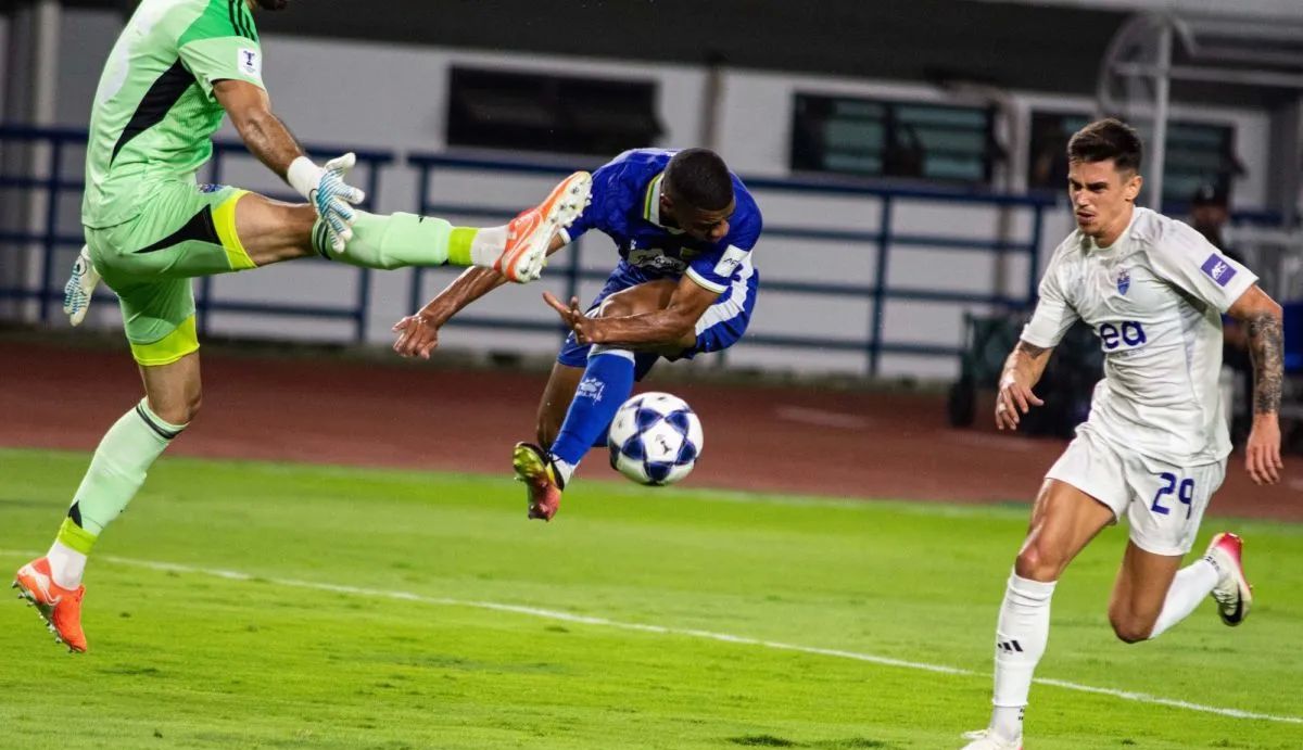 Arsip - Pesepak bola Persib Bandung Uilliam Barros (tengah) berebut bola udara dengan penjaga gawang Lion City Sailors Ivan Susak (kiri) dan pesepak bola Lion City Sailors Diogo Costa (kanan) pada pertandingan Fase Grup G AFC Champions League (ACL) I <b>(ANTARA)</b>