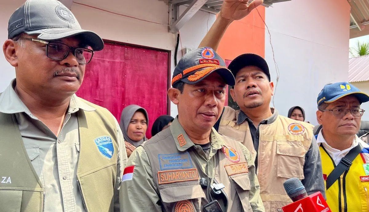 Kepala BNPB Letjen TNI Suharyanto ditemui di sela penyerahan Dana Tunggu Hunian (DTH) dan hunian sementara (huntara) secara simbolis di Gampong Pante Labu, Kecamatan Pante Bidari, Aceh Timur.