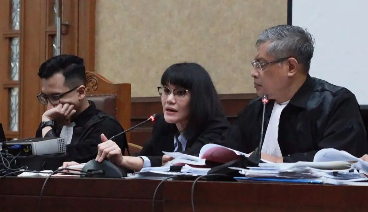 Terdakwa kasus dugaan suap terhadap putusan lepas perkara korupsi pemberian fasilitas ekspor minyak sawit mentah (CPO) Marcella Santoso (tengah) mengikuti sidang lanjutan di Pengadilan Tipikor. <b>(Antara)</b>