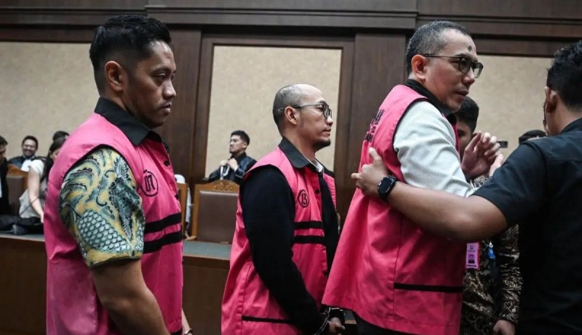 Terdakwa kasus dugaan korupsi tata kelola minyak mentah dan produk kilang Yoki Firnandi (kanan), Agus Purwono (kiri), dan Sani Dinar Saifuddin (tengah). <b>(Antara)</b>