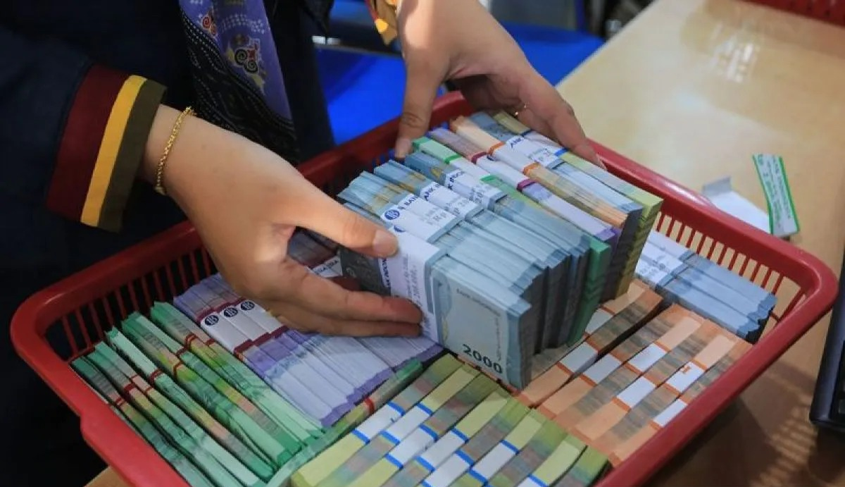 Arsip foto - Pegawai Bank Aceh Syariah (BAS) Cabang Meulaboh menyiapkan uang rupiah untuk kebutuhan Lebaran di Kantor Bank Aceh Cabang Meulaboh, Aceh Barat, Aceh, Selasa (3/3/2026). ANTARA FOTO/Syifa Yulinnas/tom/pri.  <b>(Antara)</b>