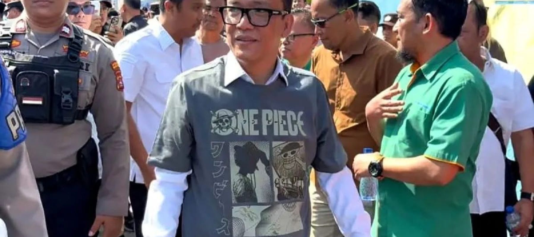 Wakil Menteri Ketenagakerjaan (Wamenaker) RI Immanuel Ebenezer Gerungan menggunakan kaus anime One Piece sebagai bentuk dukungan pada perjuangan buruh di Kabupaten Padang Pariaman, Sumatera Barat, Kamis 7 Agustus 2025. ANTARA/Fandi Yogari/pri.