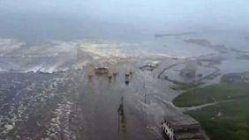 Gelombang tsunami yang terjadi setelah gempa bumi berkekuatan besar di kawasan Kamchatka, Rusia, telah mencapai garis pantai negara bagian Hawaii, Amerika Serikat.