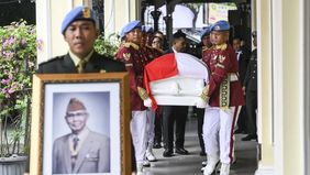 Putra kedua almarhum Try Sutrisno, Taufik Dwicahyono, memimpin langsung sholat jenazah sang ayah yang digelar di Masjid Sunda Kelapa, Senin siang, 2 Maret 2026.