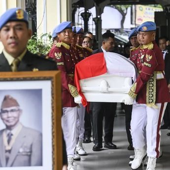 Putra Kedua Try Sutrisno Pimpin Sholat Jenazah di Masjid Sunda Kelapa