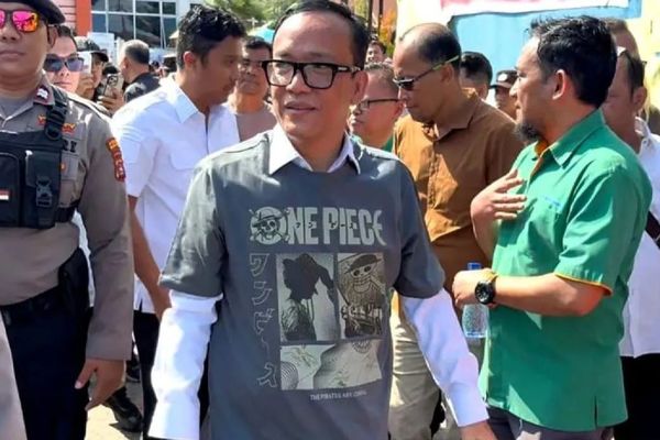 Wakil Menteri Ketenagakerjaan (Wamenaker) RI Immanuel Ebenezer Gerungan menggunakan kaus anime One Piece sebagai bentuk dukungan pada perjuangan buruh di Kabupaten Padang Pariaman, Sumatera Barat, Kamis 7 Agustus 2025. ANTARA/Fandi Yogari/pri.