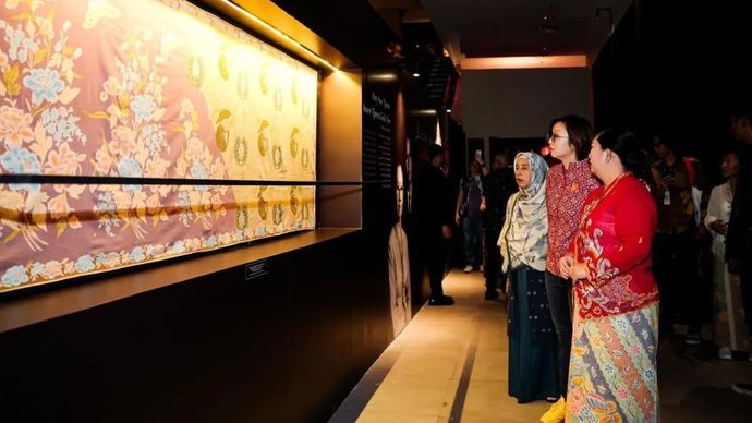 Wakil Menteri Ekonomi Kreatif (Ekraf) Irene Umar saat menghadiri pembukaan Pameran Karya 3 Generasi Selama 100 Tahun di Taman Ismail Marzuki (TIM) Jakarta pada Jumat (25/7/2025). (ANTARA/HO-Kementerian Ekraf)