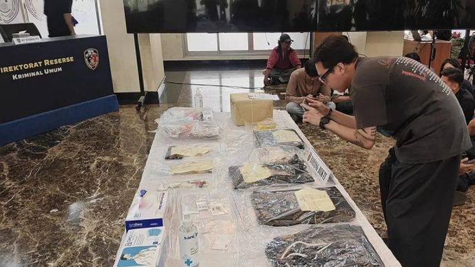Arsip foto - Sejumlah barang milik mendiang diplomat muda sekaligus staf Kementerian Luar Negeri (Kemlu), Arya Daru Pangayunan (ADP) di Direktorat Reserse Kriminal Umum Polda Metro Jaya, Selasa 29 Juli 2025. ANTARA/Ilham Kausar/am.