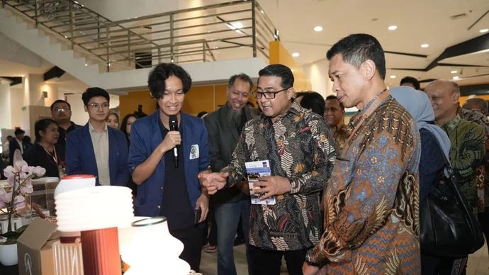 Menteri Ekraf Teuku Riefky Harsya mengunjungi Galeri Riset dan Inovasi Teknologi (GRIT) di Institut Teknologi Sepuluh Nopember (ITS), Surabaya, Senin 4 Agustus 2025 (ANTARA/HO Kementerian Ekonomi Kreatif)