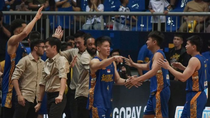 Pebasket Satria Muda Pertamina Jakarta bersama official tim melakukan selebrasi usai menang dari Pelita Jaya Jakarta pada pertandingan pertama semifinal IBL 2025 di BRItama Arena, Jakarta Utara, Selasa, 5 Agustus 2025.