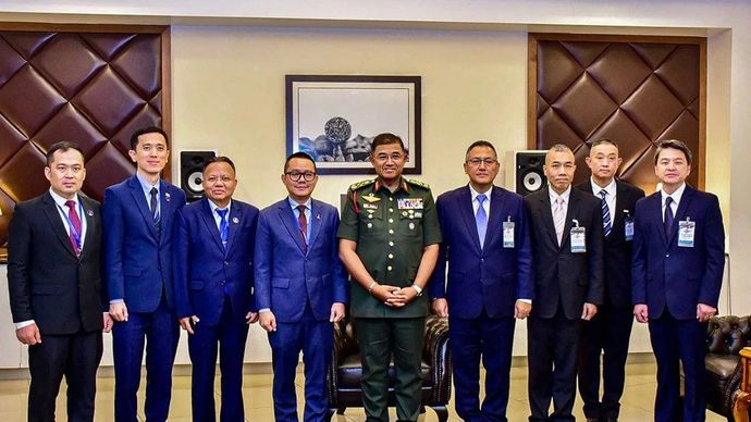 Pejabat Thailand dan Kamboja berpose untuk foto di Kuala Lumpur, Malaysia 4 Agustus 2025. ANTARA/Xinhua/HO-Kantor Berita Nasional Malaysia/aa.