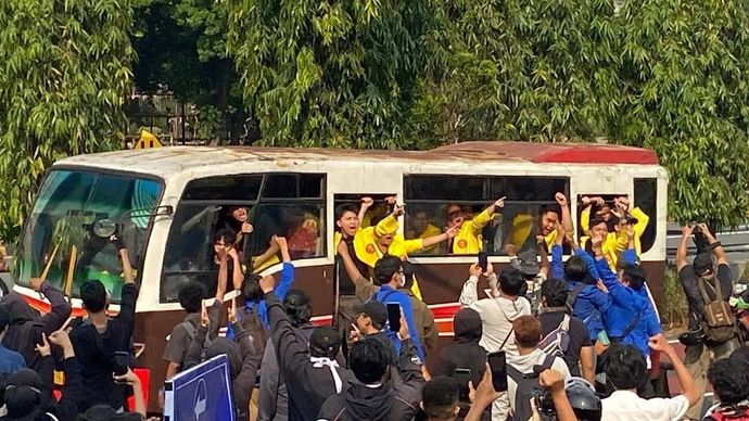 Badan Eksekutif Mahasiswa (BEM) Seluruh Indonesia (SI) dan BEM Universitas Indonesia (UI) menggelar unjuk rasa di depan Markas Polda Metro Jaya, Jakarta, Jumat 29 Agustus 2025. ANTARA/Luthfia Miranda Putri/aa.