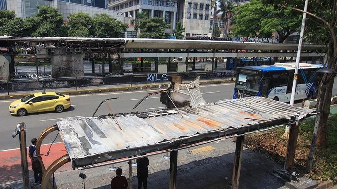 Kendaraan melintas di antara Halte TransJakarta dan halte bus umum yang mengalami kerusakan pascaunjuk rasa di Jalan Jenderal Sudirman, Jakarta, Senin 1 September 2025. PT Transportasi Jakarta (Transjakarta) menyatakan sebanyak 4.907 unit bus Transjakarta, mulai dari Bus Rapid Transit (BRT/jalur khusus), non-BRT, bus integrasi, mikrotrans, rusun, hingga Transjabodetabek beroperasi normal pada Selasa. FOTO/Reno Esnir/app/nym/pri.
