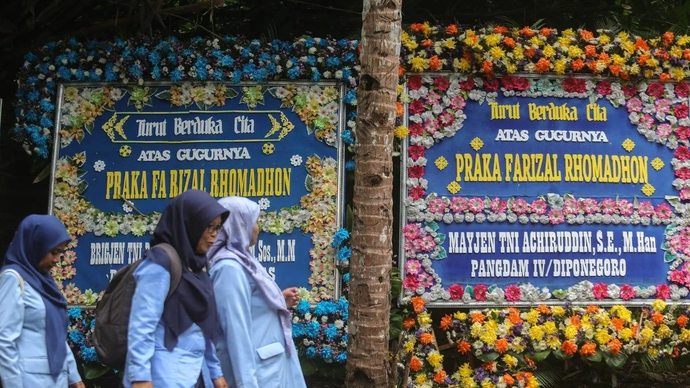 Warga melintas di dekat karangan bunga dukacita saat melayat di kediaman almarhum Praka Farizal Rhomadhon, Sidorejo, Lendah, Kulon Progo, D.I Yogyakarta, Selasa (31/2/2026). Praka Farizal, yang tergabung dalam pasukan perdamaian UNIFIL, gugur akibat tembakan artileri di Lebanon Selatan pada Minggu (29/3/2026). (ANTARA FOTO/Andreas Fitri Atmoko/tom)