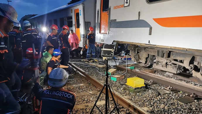 Petugas melakukan perbaikan dan penanganan KA Bangunkarta relasi Jombang-Pasarsenen yang anjlok di emplasemen Bumiayu Km 312+1, Bumiayu, Brebes, Jawa Tengah, Senin (6/4/2026). KAI melakukan rekayasa pola operasi yang masif bagi sejumlah KA yang melin