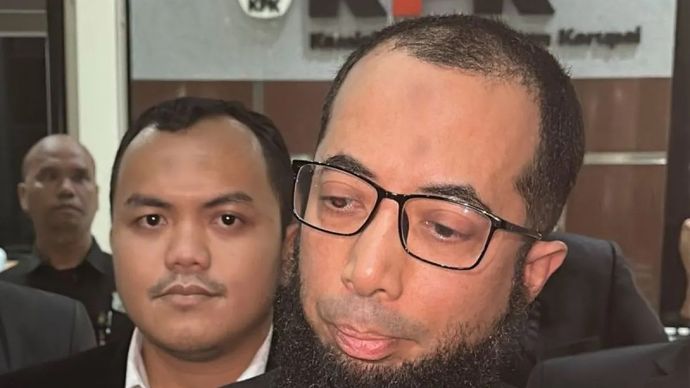 Pendakwah sekaligus pemilik biro perjalanan haji PT Zahra Oto Mandiri atau Uhud Tour, dan Ketua Asosiasi Majelis Utama Travel Indonesia Arahan Haji dan Umrah (Mutiara Haji), Khalid Zeed Abdullah Basalamah (kanan), memberikan keterangan usai diperiksa Komisi Pemberantasan Korupsi sebagai saksi kasus dugaan korupsi kuota haji di Gedung Merah Putih KPK, Jakarta, Kamis, 23 April 2026.