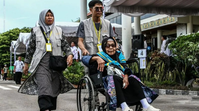 Ilustrasi - Petugas mendorong kursi roda seorang calon haji saat pemberangkatan di halaman kantor Wali Kota Palangka Raya, Kalimantan Tengah, Rabu (29/4/2026). ANTARA FOTO/Auliya Rahman/tom.