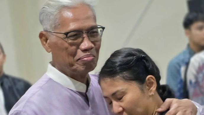 Mantan Direktur Utama Bank Jateng Supriyatno (kiri) usai menjalani sidang putusan kasus korupsi pemberian kredit kepada PT Sritex di Semarang, Kamis, 7 Mei 2026.