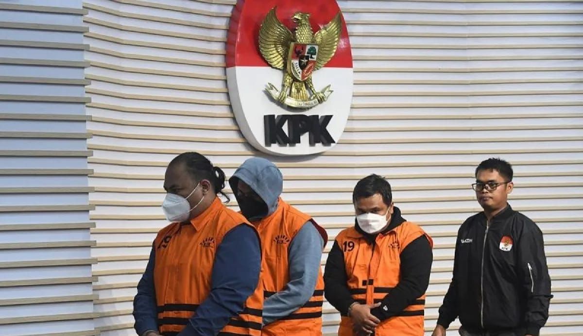 Arsip. Tiga tersangka kasus dugaan korupsi proyek pembangunan jalan di Dinas PUPR dan preservasi jalan di Satuan Kerja Pelaksanaan Jalan Nasional (PJN) Wilayah I Sumatera Utara yakni Topan Obaja Putra Ginting (kedua kanan), Rasuli Efendi Siregar (ked <b>(Antara)</b>