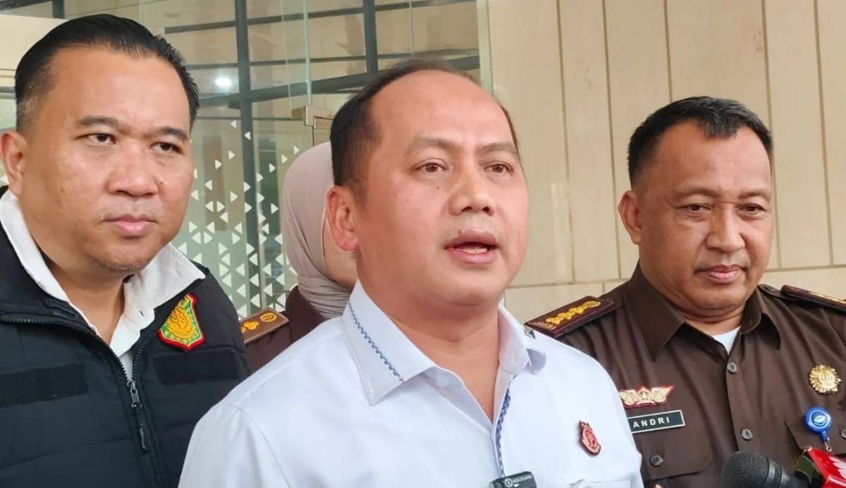 Kepala Pusat Penerangan Hukum (Kapuspenkum) Kejaksaan Agung Anang Supriatna (tengah) berbicara dengan awak media di Gedung Jampidsus Kejagung, Jakarta, Rabu 30 Juli 2025. ANTARA/Nadia Putri Rahmani. <b>(Antara)</b>