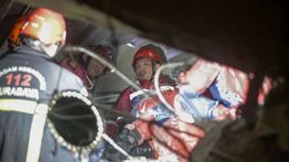 Tim SAR Merayap 3 Jam Selamatkan Santri dari Reruntuhan Ponpes Al Khoziny