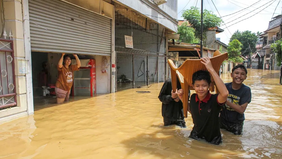 Banjir besar kembali melanda wilayah Jakarta, Depok, Tangerang, dan Bekasi (Jadetabek) dengan ketinggian air mencapai 1 hingga 4 meter.