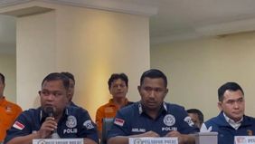 Ahli DNA Puslabfor Polri, Kompol Irfan Rofik (kiri) saat konferensi pers di Jakarta, Selasa, 29 Juli 2025.