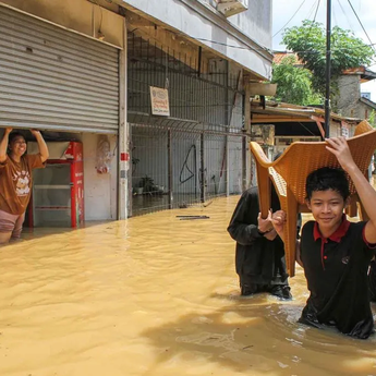 Anak Suka Bermain Air Banjir? Ini 5 Penyakit Berbahaya yang Mengintai