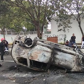 Penampakan Mobil Provost Polisi Dibakar Massa yang Demo di Kantor Bupati Pati