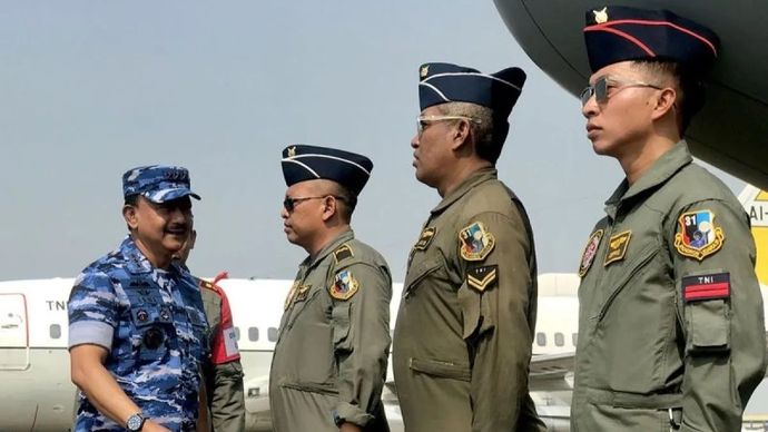 Panglima Komando Operasi Udara Nasional (Pangkoopsudnas) TNI Angkatan Udara Marsekal Madya TNI Tedi Rizalihadi (kiri) mengecek kesiapan alutsista udara, penerbang, dan pasukan TNI AU untuk operasi pengamanan VVIP pelantikan presiden-wakil presiden sa