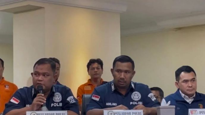 Ahli DNA Puslabfor Polri, Kompol Irfan Rofik (kiri) saat konferensi pers di Jakarta, Selasa, 29 Juli 2025.