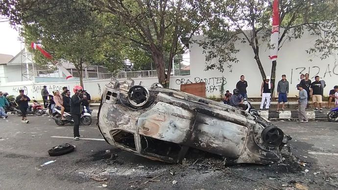 Sebuah mobil terbakar di Jalan Dr Wahidin Pati, Jawa Tengah, Rabu, 13 Agustus 2025.