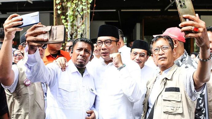 Arsip. Calon Gubernur DKI Jakarta Ridwan Kamil (tengah) berswafoto dengan relawan usai menyampaikan keterangan konferensi pers di DPD Partai Golkar, Jakarta, Jumat, 13 Desember 2024.