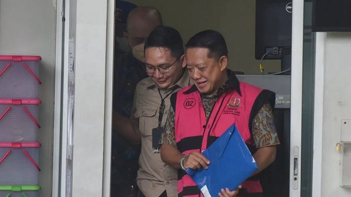 Mantan Jaksa Agung Muda Bidang Tindak Pidana Khusus (Jampidsus) Febrie Adriansyah menghadiri pemeriksaan sebagai tersangka kasus dugaan tindak pidana pencucian uang (TPPU) tiba di Gedung Utama Kejaksaan Agung, Jakarta.