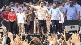 Prabowo Buka Baju dan Lempar Topi Saat Peringatan Hari Buruh di Monas