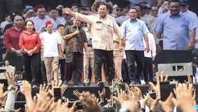 Presiden Republik Indonesia, Prabowo Subianto, menunjukkan aksi unik saat menghadiri peringatan Hari Buruh Internasional di kawasan Monumen Nasional (Monas), Jakarta Pusat, pada Kamis, 1 Mei 2025.