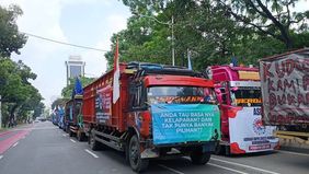 Ratusan sopir truk yang menolak Rancangan Undang-Undang Over Dimension Over Loading (RUU ODOL) memarkirkan kendaraan mereka di sepanjang Jalan Medan Merdeka Selatan, Jakarta Pusat, sehingga menghambat sebagian akses menuju Monumen Nasional (Monas), t