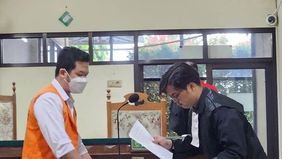 Anggota Kepolisian Jawa Tengah, Brigadir Ade Kurniawan, dituntut hukuman 14 tahun penjara dalam kasus penganiayaan yang menewaskan seorang bayi berusia dua bulan. 