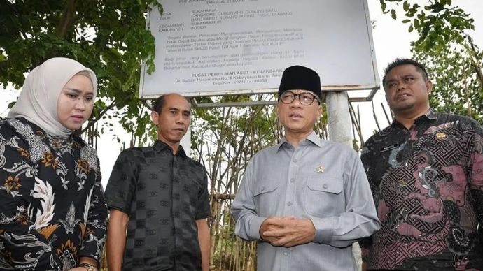 Menteri Desa dan Pembangunan Daerah Tertinggal (Mendes PDT) Yandri Susanto mengunjungi lokasi plang penyitaan aset di Desa Sukaharja, Kabupaten Bogor, Jawa Barat, Kamis (2/10/2025). 