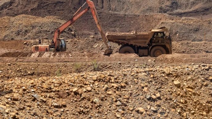 Pekerja menggunakan alat berat mengangkut biji nikel mentah di area stockpile PT Vale Indonesia Tbk di Sorowako, Luwu Timur, Sulawesi Selatan,