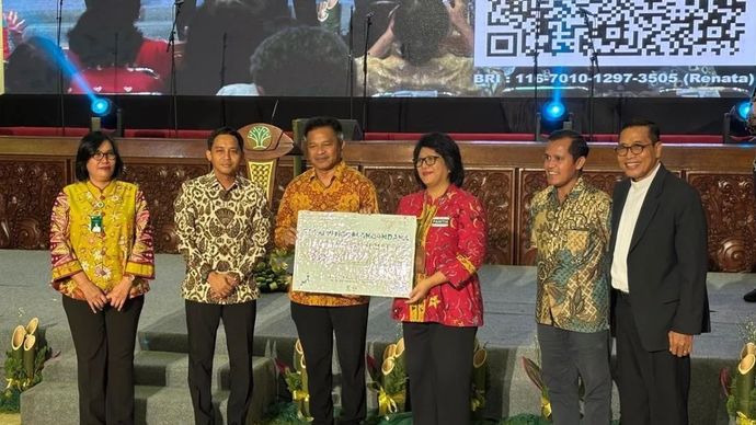 Menhut Raja Juli Antoni dalam penyerahan simbolis dana bantuan yang dikumpulkan saat Refleksi Natal dan Solidaritas Rimbawan bersama Keluarga Besar Kristiani Kemenhut dan Mitra di Jakarta.