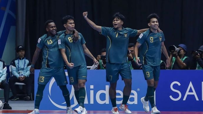 Pemain Timnas Futsal Indonesia Ardiansyah Nur (kedua kiri) melakukan selebrasi bersama rekannya usai mencetak gol ke gawang Timnas Futsal Vietnam.
