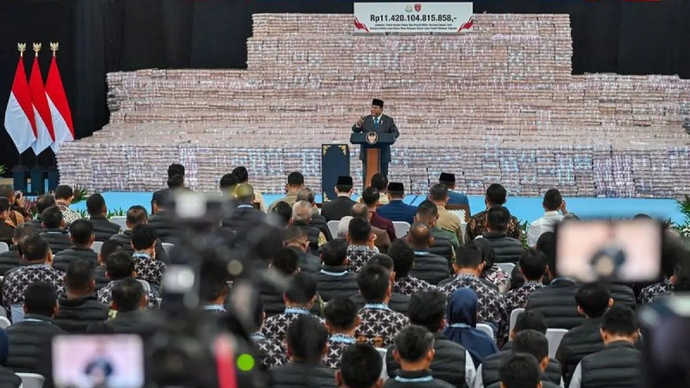 Presiden Prabowo Subianto menyampaikan pidato pada kegiatan Penyerahan Denda Administratif dan Penyelamatan Keuangan Negara serta Penguasaan Kembali Kawasan Hutan Tahap VI di Gedung Bundar Kejaksaan Agung di Jakarta, Jumat (10/4/2026). Kejaksaan Agung menyerahkan Rp11,42 triliun ke kas negara dari hasil penagihan denda administrasi bidang kehutanan oleh Satgas PKH sebanyak Rp7,23 triliun, penanganan perkara tipikor oleh Kejaksaan periode Januari-Maret 2026 Rp1,96 Triliun, hasil PNBP yang berasal dari denda lingkungan hidup Rp1,14 Triliun, penerimaan setoran pajak Rp967,7 miliar dan pendapatan negara dari penyetoran pajak PT Agrinas Palma Nusantara Januari-Februari 2026 sebanyak Rp108,5 miliar. ANTARA FOTO/Fakhri Hermansyah/wsj/pri.