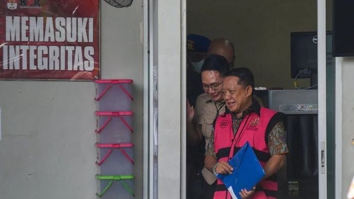 Mantan Jaksa Agung Muda Bidang Tindak Pidana Khusus (Jampidsus) Febrie Adriansyah menghadiri pemeriksaan sebagai tersangka kasus dugaan tindak pidana pencucian uang (TPPU) tiba di Gedung Utama Kejaksaan Agung, Jakarta.