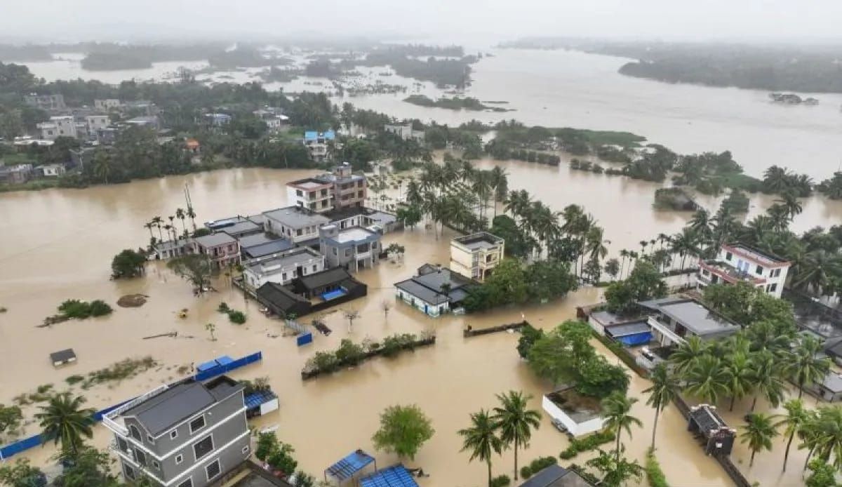 Foto udara sejumlah bangunan yang terendam banjir di Liuke, Boao, Qionghai, Provinsi Hainan, China selatan, Rabu 30 Oktober 2024. Topan Trami, topan ke-20 di China pada 2024, telah memicu terjadinya hujan lebat yang mengakibatkan banjir di berbagai w <b>(Antara)</b>