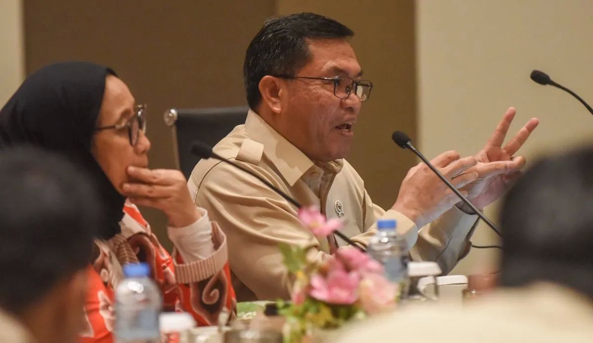 Wakil Kepala Badan Gizi Nasional Sony Sanjaya (kanan) dan Wakil Kepala BGN Nanik S Deyang (kiri) memberikan keterangan saat meninjau proses verifikasi calon mitra program Makan Bergizi Gratis (MBG) di kawasan Kota Wisata Cibubur, Kabupaten Bogor, Jawa Barat, Kamis, 25 September 2 <b>(ANTARA)</b>